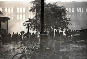 A crowd watches the Taggart Block fire -