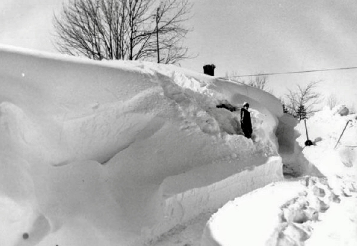 Blizzard of 1977 - Kellogg Hill - memoryln.net