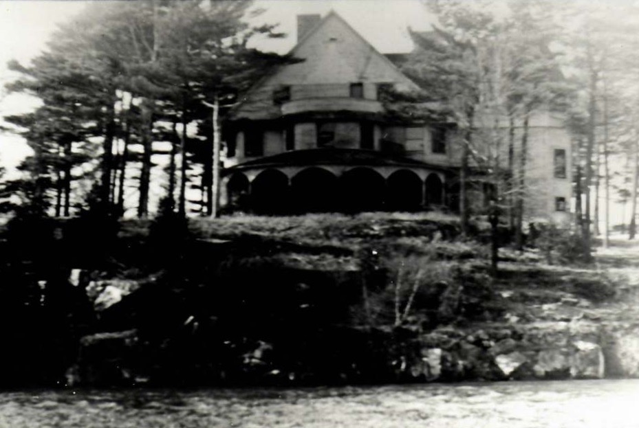 Side view of Dewey Cottage