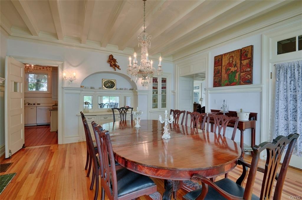 Longvue Island Dining Room