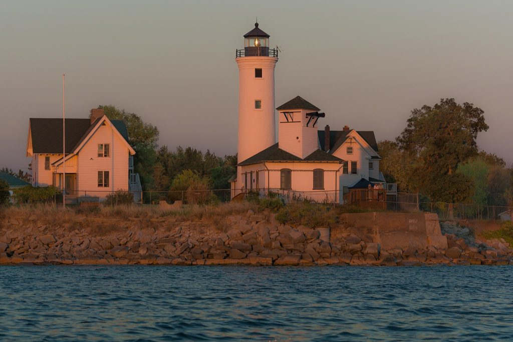 Tibbets_Point_Light_from_St._Lawrence_River_2